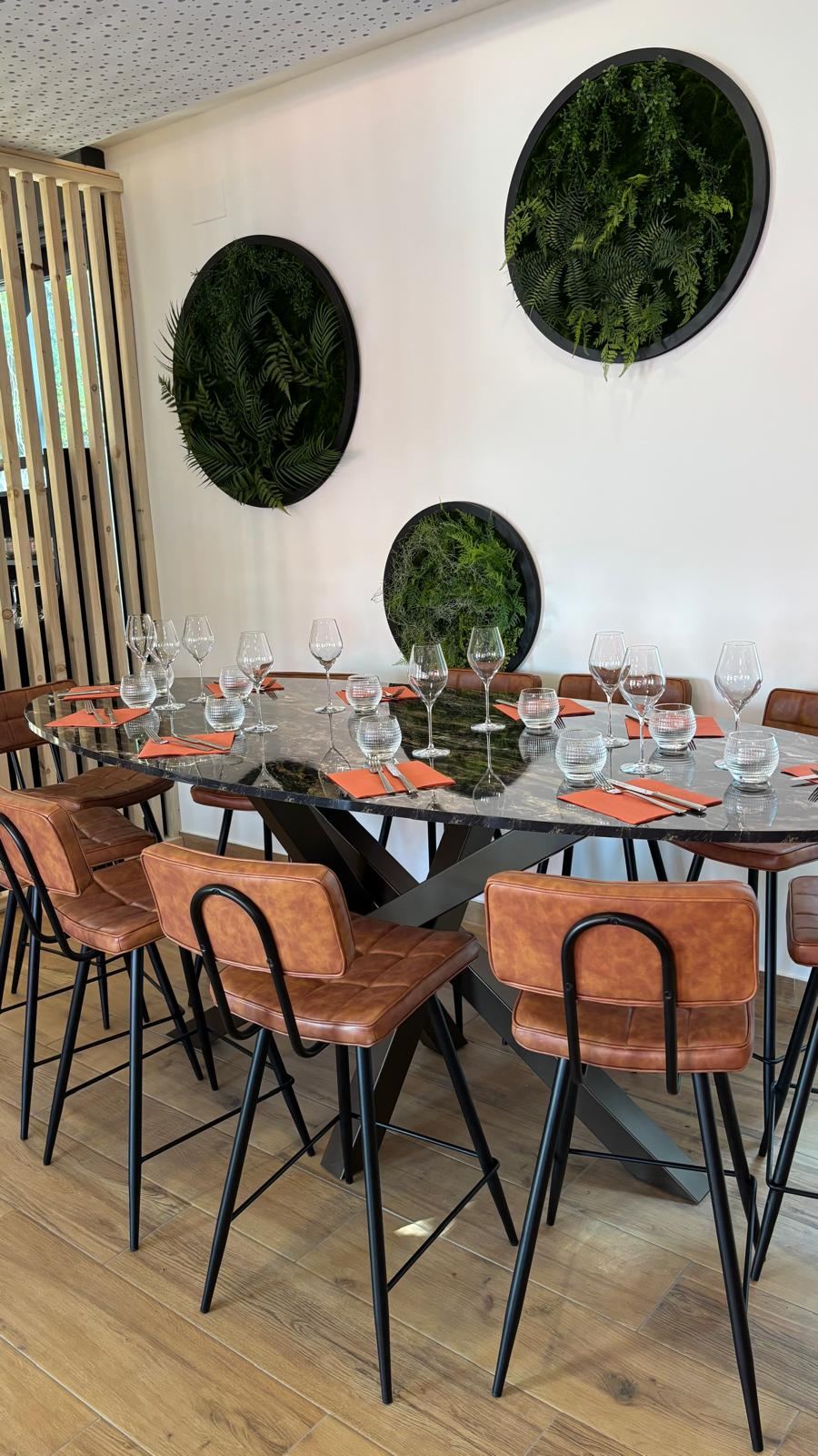 Table dressée dans la salle du restaurant Le Resto à Stiring-Wendel